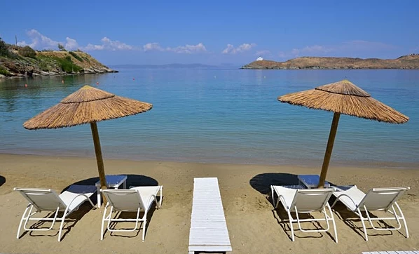 Φτηνό, κοντινό, ονειρεμένο: Το ελληνικό νησί που είναι… μια ανάσα από την Αθήνα (βίντεο)